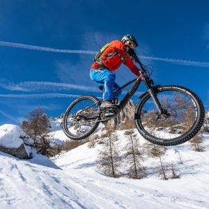 Vélo, neige et adrénaline : vivez l'expérience de la Snow Bike Race à Réallon !